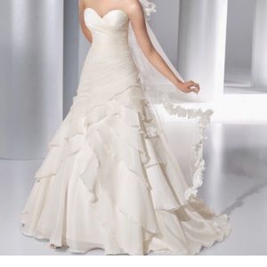 Never worn ivory wedding dress!